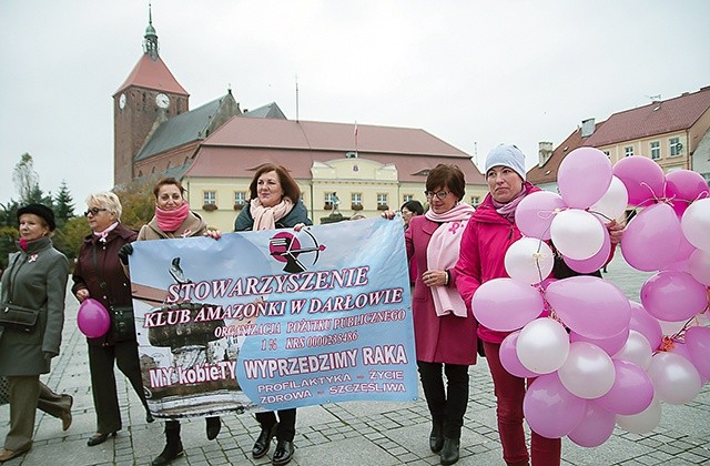 Różowy kolor baloników i wpinanych wstążeczek przypominał darłowiakom, że w walce z rakiem najważniejsza jest profilaktyka.