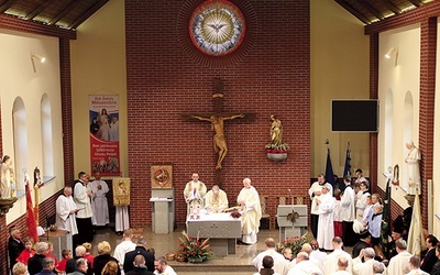 Nowy kościół  23 października  poświęcił bp Jan Kopiec.