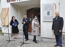 ▲	Pamiątkowe tablice znajdują się od strony drogi prowadzącej do sanktuarium św. Anny.