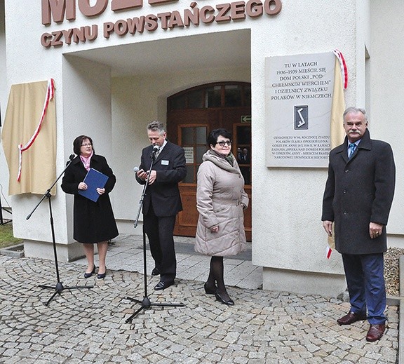 ▲	Pamiątkowe tablice znajdują się od strony drogi prowadzącej do sanktuarium św. Anny.