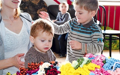 W Domu Życia pomoc otrzymują dzieci i ich mamy.