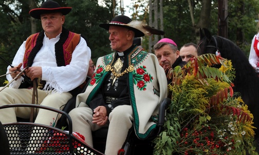 Uroczysty przemarsz przez Radziechowy
