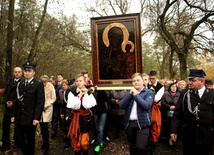 Młodzież z parafii w Słupi niesie ikonę jasnogórską