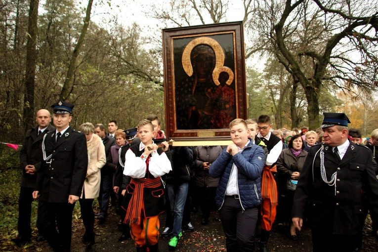 Młodzież z parafii w Słupi niesie ikonę jasnogórską