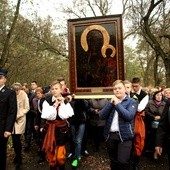 Młodzież z parafii w Słupi niesie ikonę jasnogórską