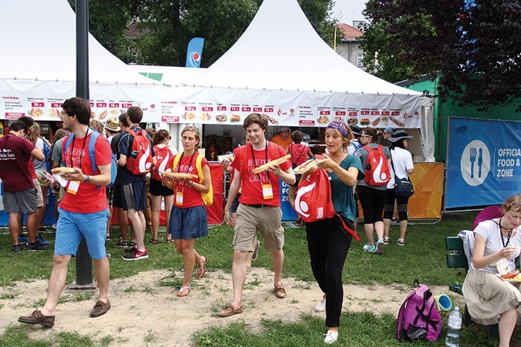 Przez cały czas trwania ŚDM pielgrzymi mogli wymieniać talony na posiłki w restauracjach, punktach gastronomicznych, a także w specjalnych strefach przygotowanych przez Caritas.