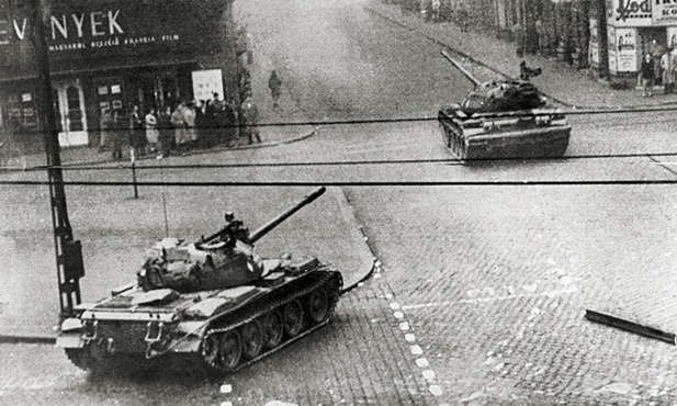 Postawa kard. Wyszyńskiego była jednym z czynników, które uratowały Polskę przed scenariuszem węgierskim. Na zdjęciu: radzieckie czołgi na ulicach Budapesztu w 1956 r.