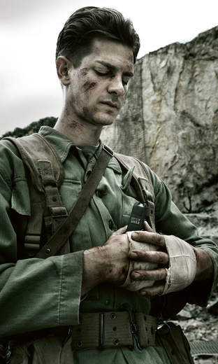 Desmond Doss, w tej roli znakomity Andrew Garfield, dokonał na polu walki rzeczy wydawałoby się niemożliwych.