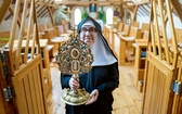 Siostra Tarsycja prezentuje relikwiarz ze świętymi patronami.