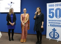Gościem spotkania była Dominika Pruszczyńska (w środku). Obok niej stoją Dominika Brdak (z prawej) i Klaudia Miśkiewicz