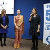 Gościem spotkania była Dominika Pruszczyńska (w środku). Obok niej stoją Dominika Brdak (z prawej) i Klaudia Miśkiewicz