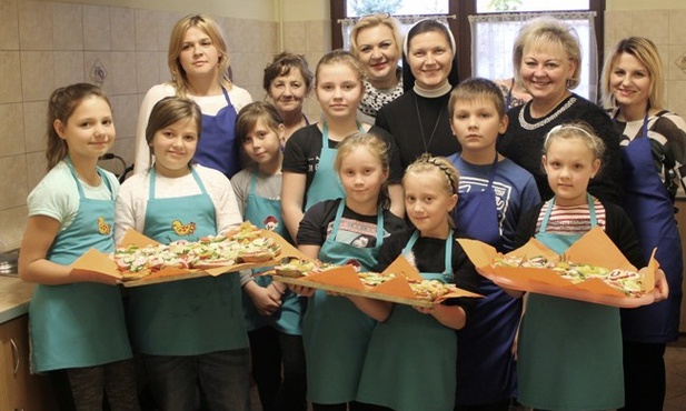 Pracy dzieci w kuchni przyglądało się sporo osób, no i s. Sylwia Kaźmierczak