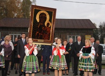 Wiele osób na powitanie Maryi przybyło w strojach ludowych