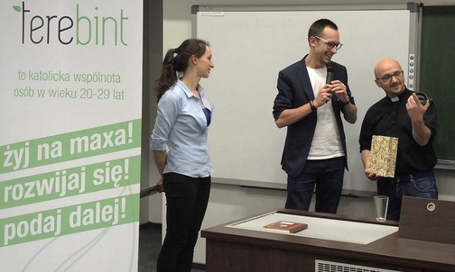 Anna i Maciej Moll z "Terebintu" z o. Grzegorzem Kramerem na ATH
