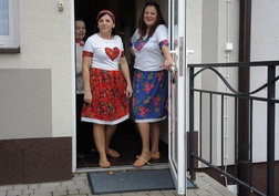 Renata Balas i Klaudia Wolak witają piknikowych gości w progach DPS-u