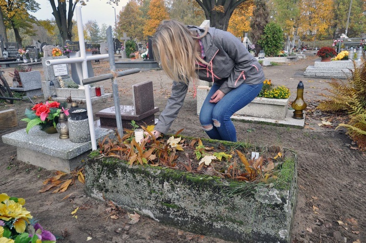 Młodzież porządkuje groby na cmentarzach w Czarnem