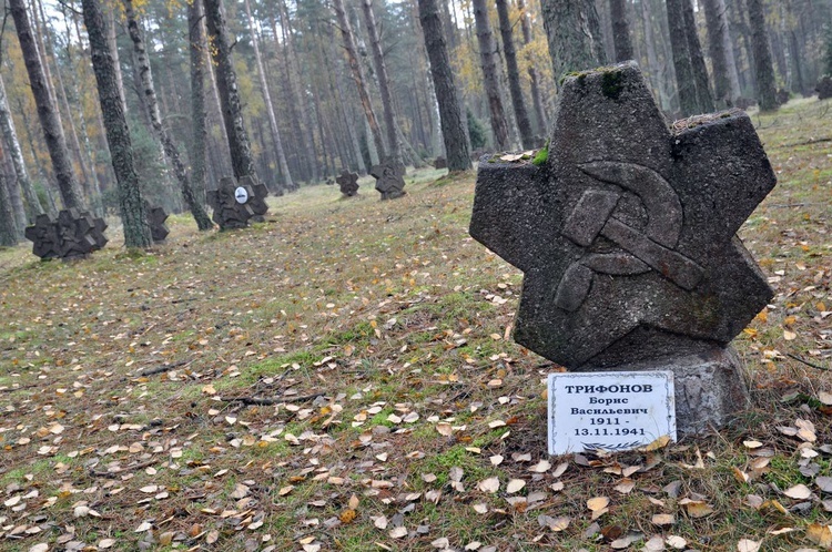 Młodzież porządkuje groby na cmentarzach w Czarnem