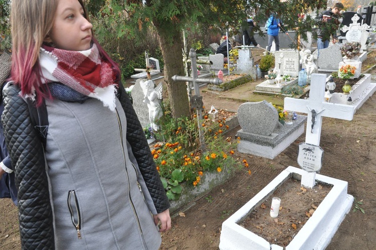 Młodzież porządkuje groby na cmentarzach w Czarnem