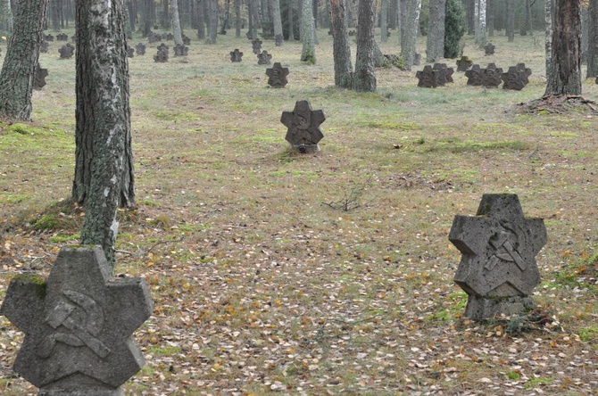 Młodzież porządkuje groby na cmentarzach w Czarnem