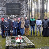Młodzież porządkuje groby na cmentarzach w Czarnem