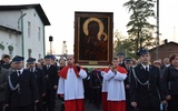 Procesja na powitanie obrazu MB Częstochowskiej w Żelaznej. Ikonę niosą ministranci