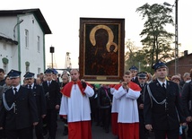 Procesja na powitanie obrazu MB Częstochowskiej w Żelaznej. Ikonę niosą ministranci