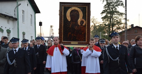 Procesja na powitanie obrazu MB Częstochowskiej w Żelaznej. Ikonę niosą ministranci