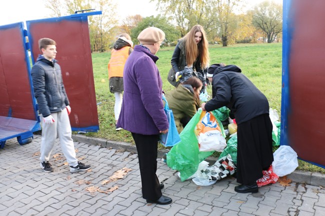 Zbiórka makulatury na misje