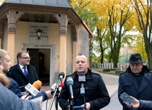 O pracach na cmentarzu wojskowym opowiada ks. Piotr Zamaria, dyrektor cmentarza rzymskokatolickiego w Radomiu