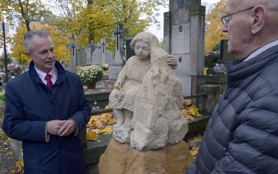 Przy nagrobku Stasia i Luci Kędzierskich (od lewej) Sławomir Adamiec i Jerzy Przyborowski ze Społecznego Komitetu Ochrony Zabytkowego Cmentarza Rzymskokatolickiego