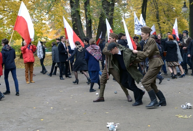 Rekonstrukcja radomskiego protestu z 1945 r.