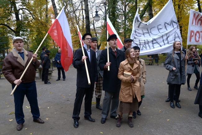 Rekonstrukcja radomskiego protestu z 1945 r.