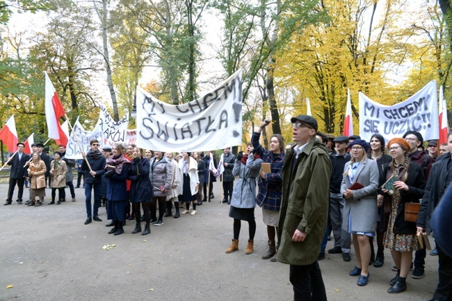 Rekonstrukcja radomskiego protestu z 1945 r.