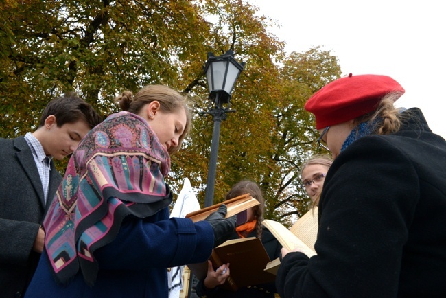 Rekonstrukcja radomskiego protestu z 1945 r.