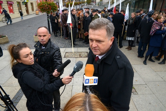 Rekonstrukcja radomskiego protestu z 1945 r.