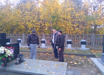 Rekonstruktorzy sprzątali mogiły żołnierzy na cmentarzu św. Józefa