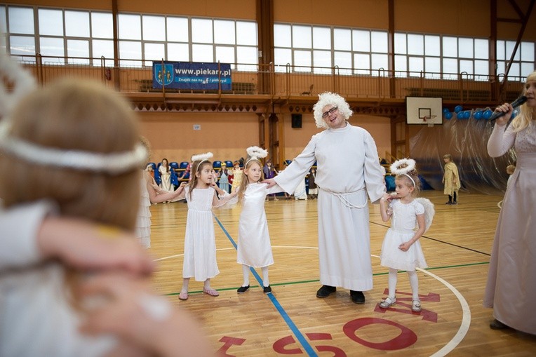 Bal świętych w Piekarach