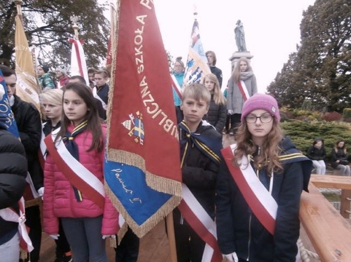 W czasie szkolnych uroczystości obecne były poczty sztandarowe