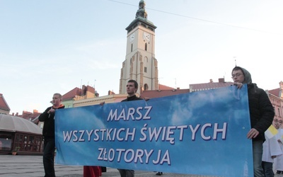 Noszą świętych na rękach