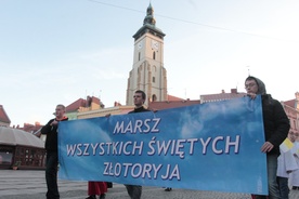 Noszą świętych na rękach