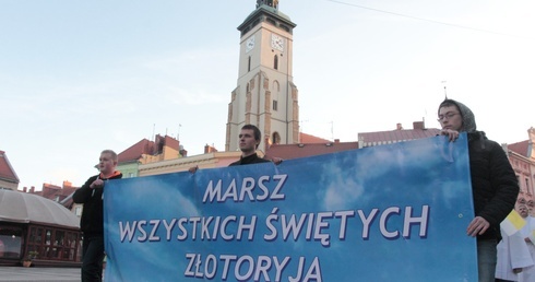 Noszą świętych na rękach