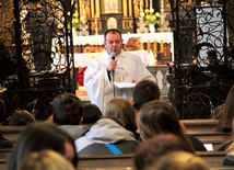 Spotkanie łączyło w sobie charakter rekreacyjny, formacyjny i modlitewny. Na zdjęciu ks. P. Wawrzynek podczas homilii w bazylice pw. Wniebowzięcia NMP.