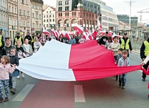 Wspólnie przeżywane obchody uroczystości patriotycznych budują ducha narodu.