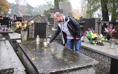 ◄	Mateusz Modrak przy grobie Macieja Twardowskiego.