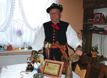 ▲	Stanisław Madanowski został odznaczony m.in. medalem „Zasłużony dla kultury polskiej” (2008) i Srebrnym Krzyżem Zasługi (2009).