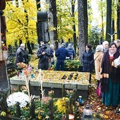 Grób Antoniego Kenara, znakomitego artysty, który patronuje zakopiańskiej szkole, mieści się na cmentarzu na Pęksowym Brzyzku. Przed Wszystkimi Świętymi uczniowie przynieśli na mogiły symboliczne drewniane kwiaty.