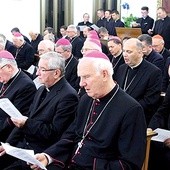 Biskupi Ignacy i Adam wśród polskich hierarchów na spotkaniu w Kolegium Polskim.