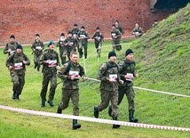 Bieg w pełnym umundurowaniu wymaga nie lada wytrzymałości.