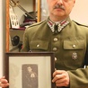 Grzegorz Sztal, współorganizator wystawy, ze zdjęciem Bartosza Jankowskiego.