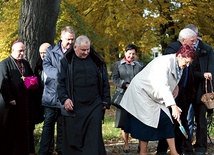 Goście inauguracji posadzili żonkile przed wejściem do hospicjum.